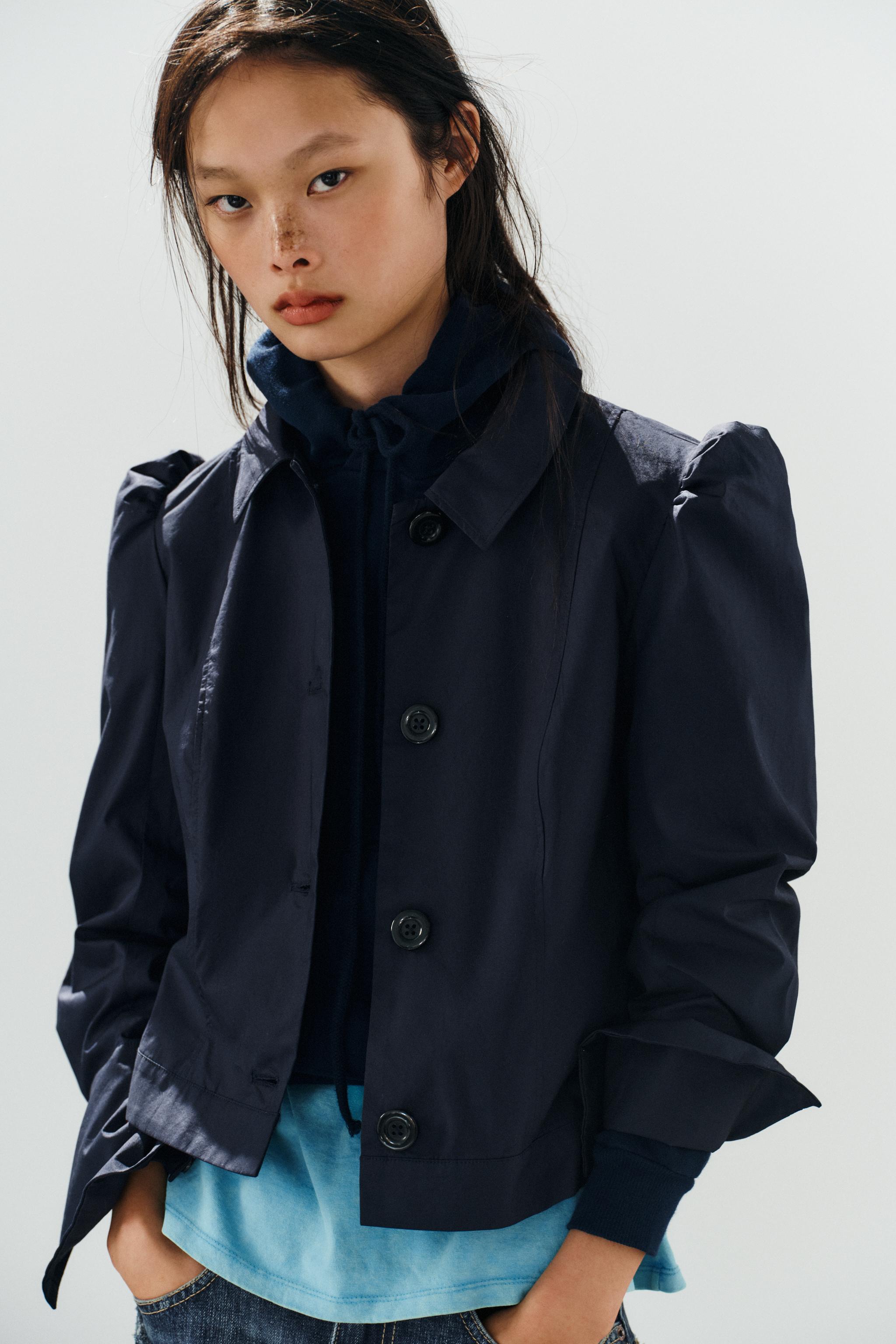 SHORT GATHERED-SHOULDER BLAZER